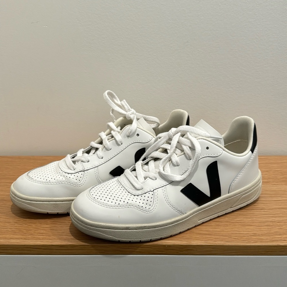 gently worn, Veja v-10, black and white, women’s size 9 US